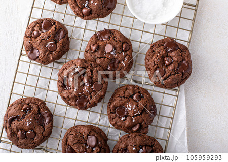 Double chocolate cookies with dark chocolate chips and salt flakes 105959293