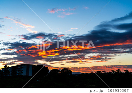 空を赤く染める夏の夕陽 空を赤く染める夏の夕陽 105959397