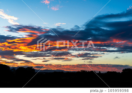 空を赤く染める夏の夕陽 空を赤く染める夏の夕陽 105959398