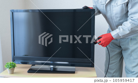 テレビの配線をする作業員・テレビの配線サービスのイメージ テレビの配線をする作業員・テレビの配線サービスのイメージ 105959417