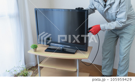 テレビの配線をする作業員・テレビの配線サービスのイメージ テレビの配線をする作業員・テレビの配線サービスのイメージ 105959429