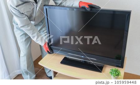 テレビの設置をする作業員・テレビの配達サービスのイメージ テレビの設置をする作業員・テレビの配達サービスのイメージ 105959448