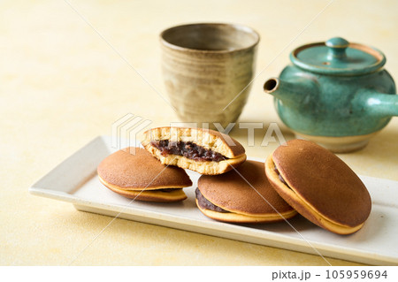 お皿に盛り付けたどら焼き 105959694