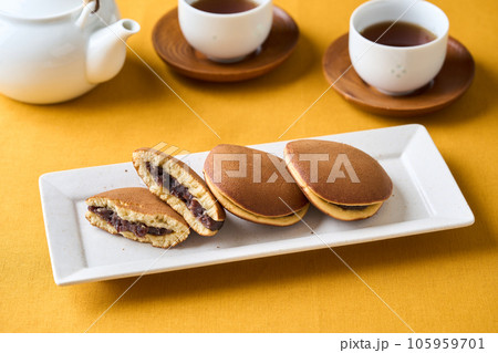 お皿に盛り付けたどら焼き 105959701