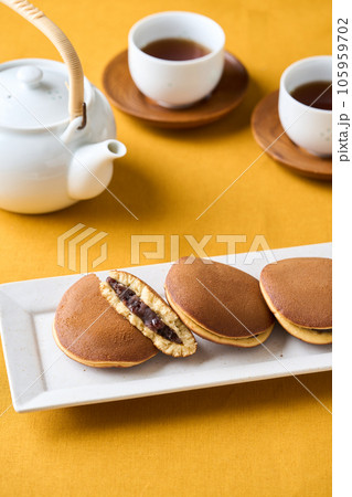 お皿に盛り付けたどら焼き お皿に盛り付けたどら焼き 105959702