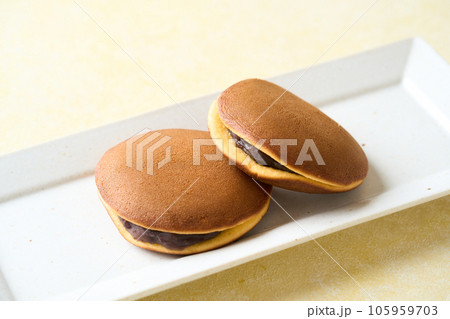 お皿に盛り付けたどら焼き 105959703