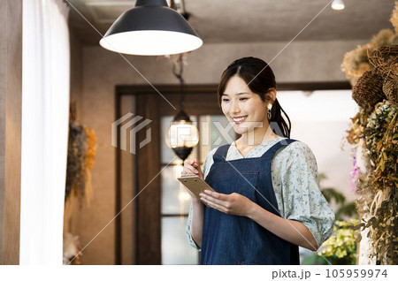 注文を聞くカフェ定員 105959974