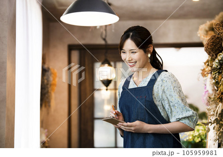 注文を聞くカフェ定員 注文を聞くカフェ定員 105959981