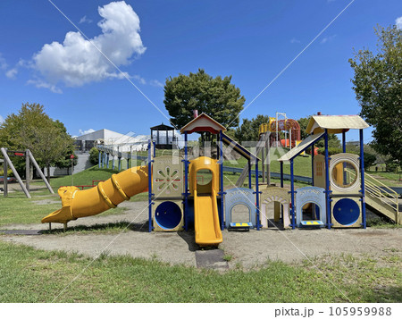 青空の下、大きな木のある公園　おおね公園　神奈川県秦野市 105959988