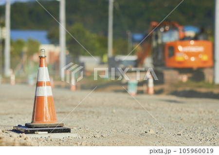 道路工事現場の道路に設置された三角コーン 道路工事現場の道路に設置された三角コーン 105960019