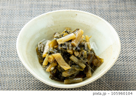 野沢菜漬け。信州野沢温泉名物、長野県の定番土産物のひとつとして知られる漬物。 105960104