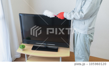 ハンディモップでテレビの埃を除去する作業服の男性 ハンディモップでテレビの埃を除去する作業服の男性 105960120