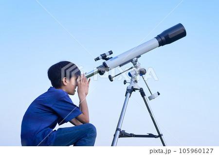 天体望遠鏡を覗く小学生の男の子 105960127