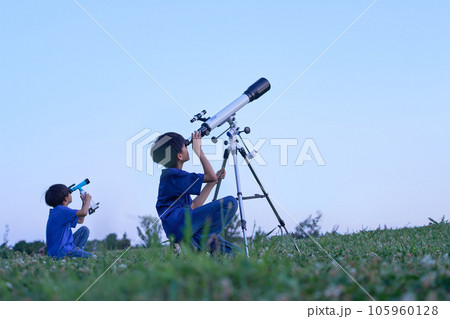 2人並んで天体観測をする小学生の男の子 105960128