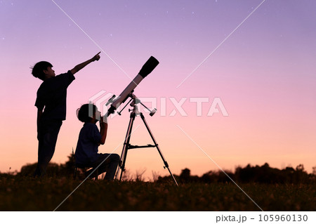 天体観測をする子どもたちのシルエット 105960130