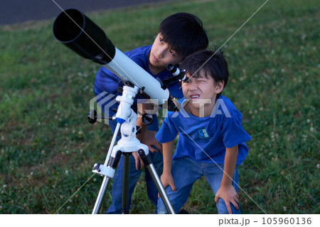 天体望遠鏡を覗く男子小学生 105960136