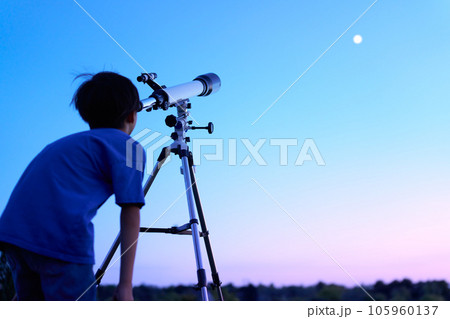 天体望遠鏡を覗く男の子 105960137