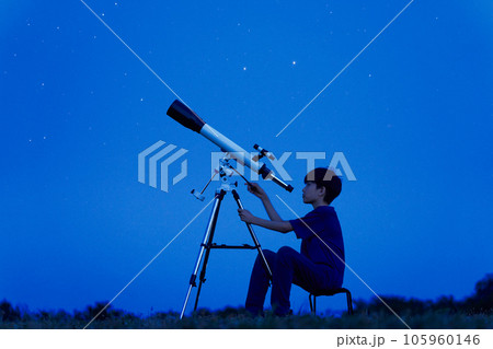 星空のもとで天体観測をする小学生の男の子 星空のもとで天体観測をする小学生の男の子 105960146