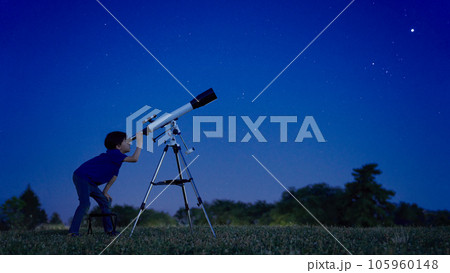 満天の星のもとで天体観測をする小学生の男の子 満天の星のもとで天体観測をする小学生の男の子 105960148