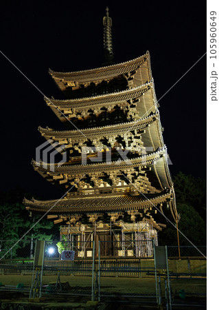 2023夏奈良公園のお盆の夜景　ライトアップされた興福寺五重塔① 105960649