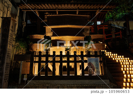 2023夏奈良公園のお盆の夜景　階段にろうそくが並べられた手刀雄神社②　 105960653