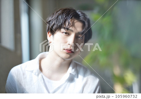 窓際の男性　 105960732