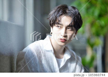 窓際の男性 窓際の男性 105960744