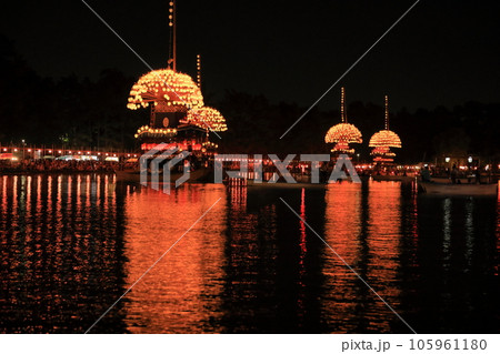 丸池に浮かぶまきわら船 105961180