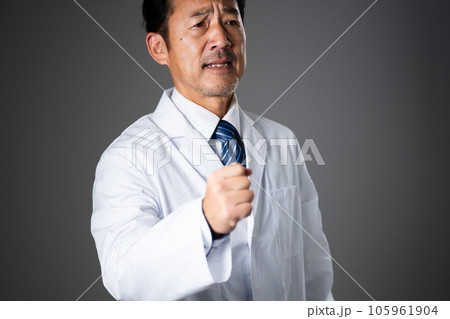 怒るミドル男性 医療イメージ	 怒るミドル男性 医療イメージ	 105961904