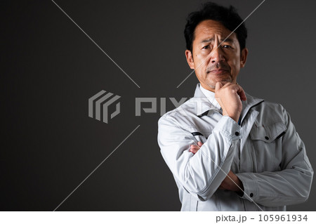 悩むミドル男性　作業服イメージ 105961934