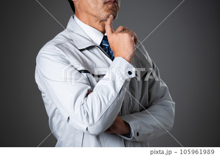 悩むミドル男性　作業服イメージ 105961989