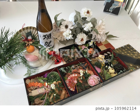 妻の手作り家庭料理、御節料理、おせち、お正月、家庭団欒、帰省、日本での伝統、幸せ家族 105962114