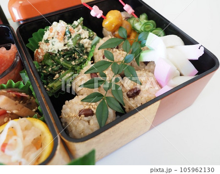 妻の手作り家庭料理、御節料理、おせち、お正月、家庭団欒、帰省、日本での伝統、幸せ家族 105962130