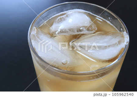 氷の入った麦茶　接写 105962540