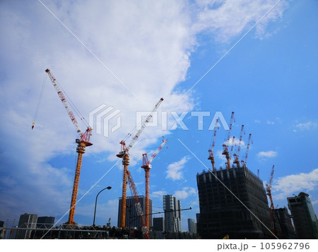 駅前再開発のタワークレーン　 105962796
