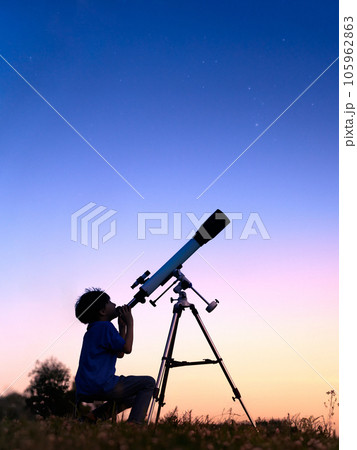 黄昏時の野原で天体観測をする少年 黄昏時の野原で天体観測をする少年 105962863