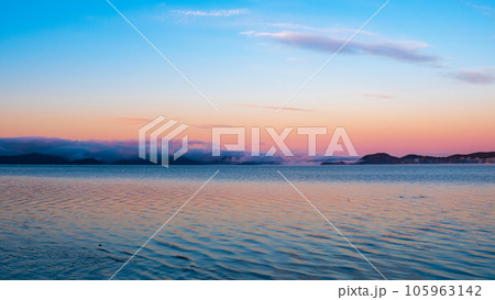 夜明けの猪苗代湖 夜明けの猪苗代湖 105963142