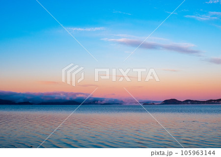 夜明けの猪苗代湖 夜明けの猪苗代湖 105963144