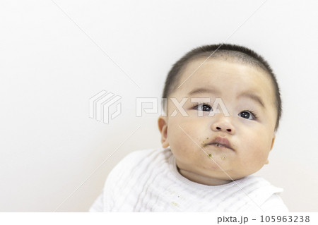 離乳食が口回りについた赤ちゃん(男の子、日本人、0歳、生後8か月) 離乳食が口回りについた赤ちゃん(男の子、日本人、0歳、生後8か月) 105963238