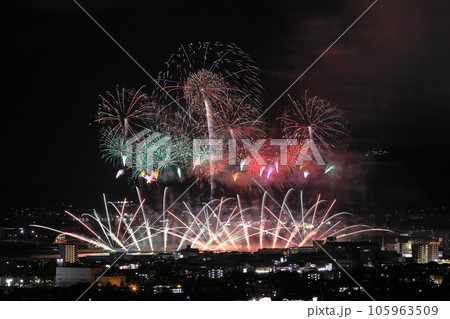 蒲郡湖に咲くスターマイン 105963509