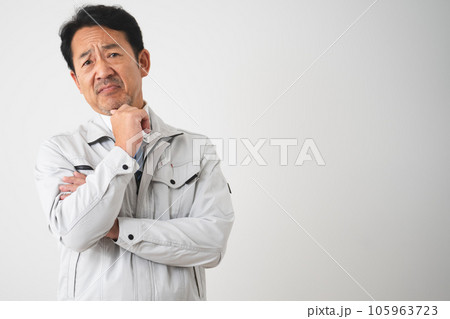 悩むミドル男性　作業イメージ 105963723