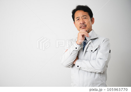 悩むミドル男性　作業服イメージ 105963770