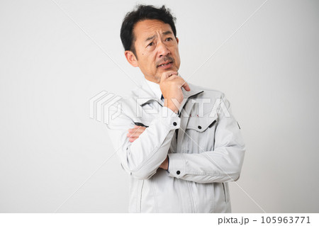 悩むミドル男性　作業服イメージ 105963771