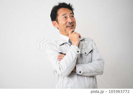 考えるミドル男性　作業服イメージ 105963772