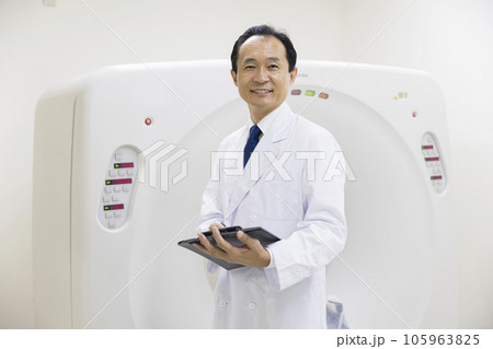 CTの前に立つ男性放射線技師 105963825