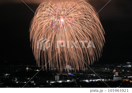 蒲郡の夜空に咲く正三尺玉 蒲郡の夜空に咲く正三尺玉 105963921