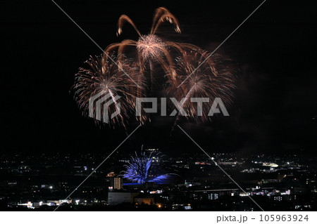 夜空に舞う花火 105963924