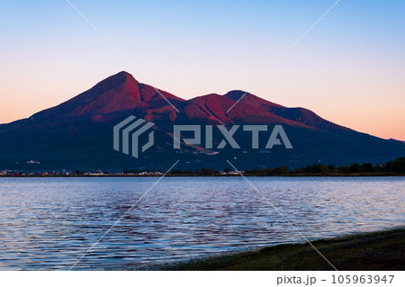 夜明けの磐梯山（天神浜より） 105963947