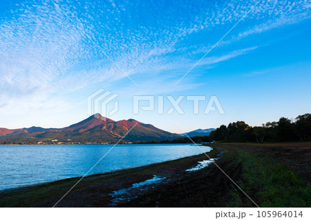 夜明けの磐梯山（天神浜より） 105964014