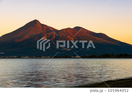 夜明けの磐梯山（天神浜より） 105964052